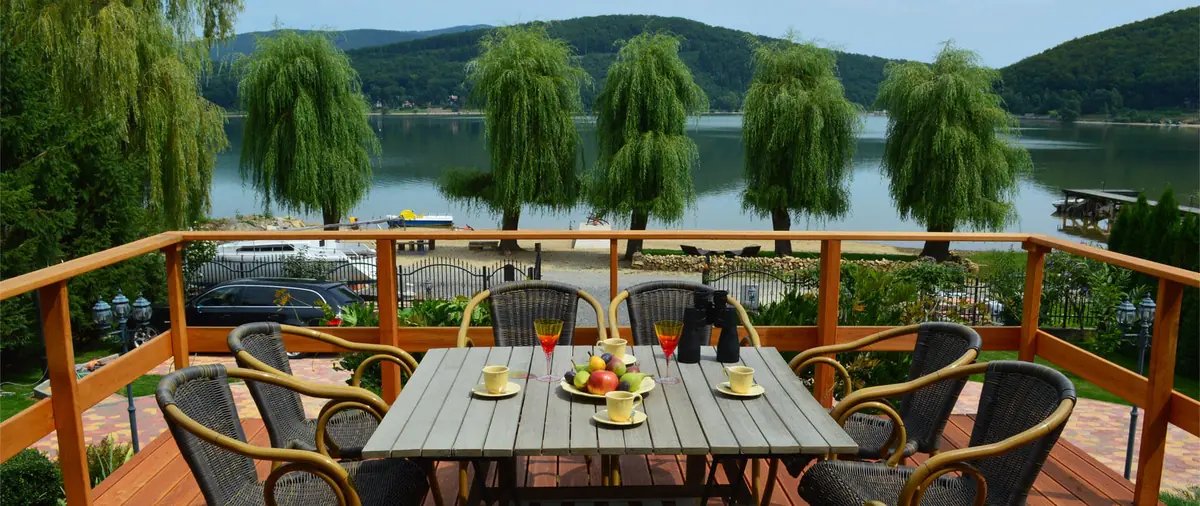 Terasa Villa Monica s výhľadom na vodnú nádrž Ružiná